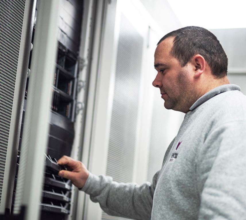 Remote hands engineer working in the VeloxServ data centre